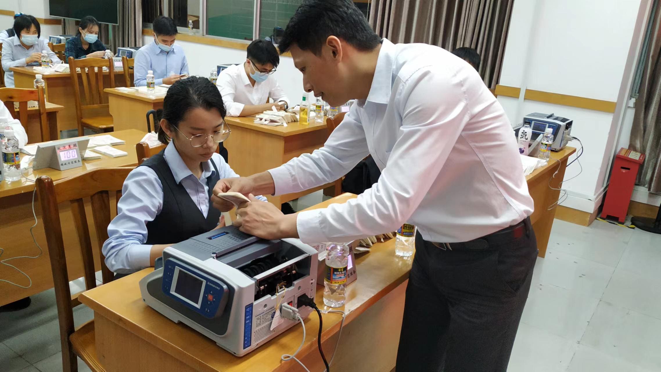 教育培训中心承办海南农行南航支行点钞技能培训辅导